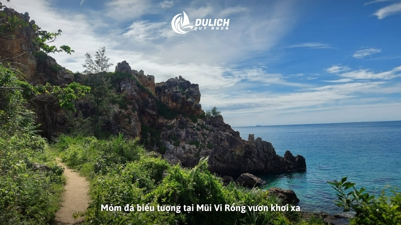 Mỏm đá biểu tượng tại Mũi Vi Rồng vươn khơi xa