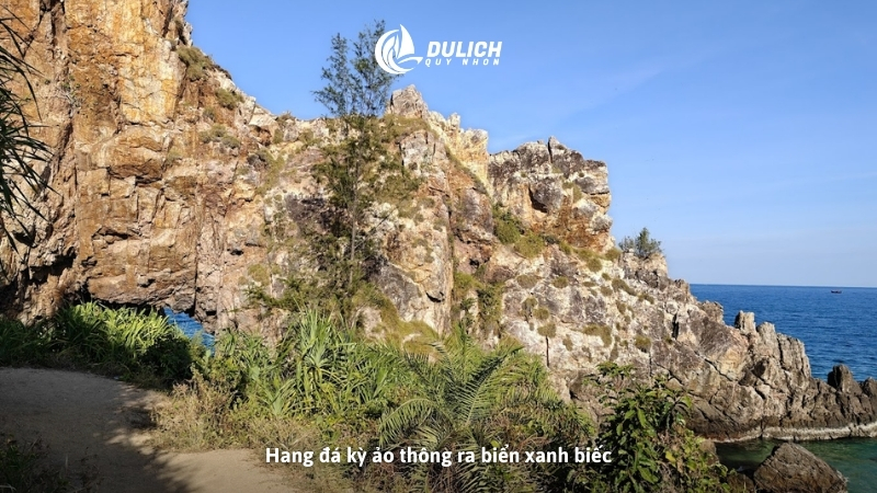 Hang đá kỳ ảo thông ra biển xanh biếc