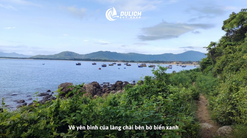 Vẻ yên bình của làng chài bên bờ biển xanh