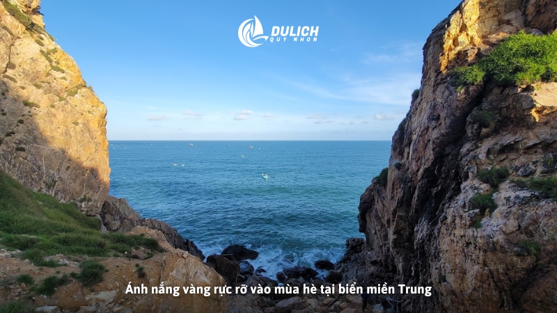 Ánh nắng vàng rực rỡ vào mùa hè tại biển miền Trung