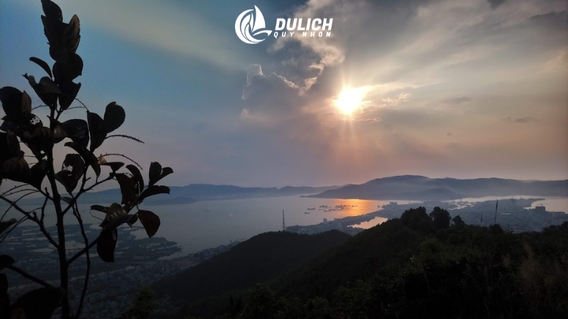 View ngắm nhìn toàn cảnh phố biển từ trên đỉnh núi