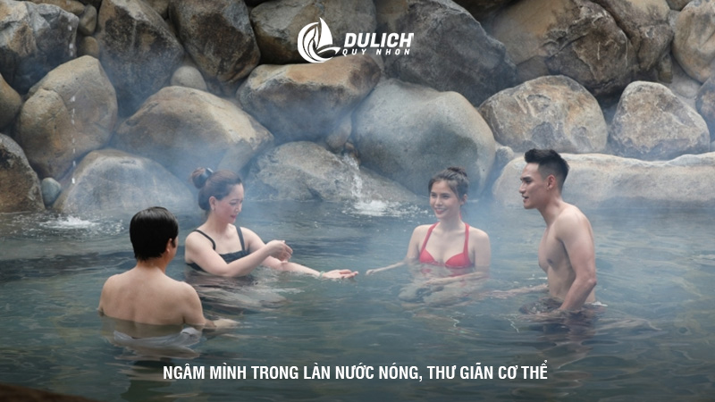 Ngâm mình trong làn nước nóng, thư giãn cơ thể 