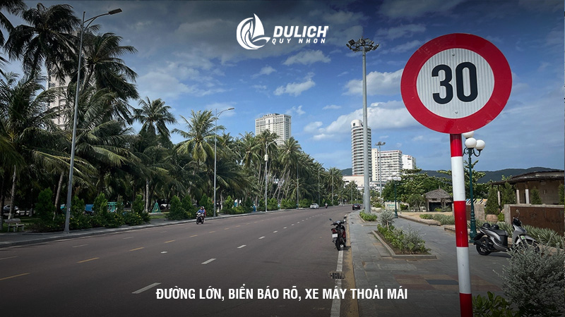 Đường lớn, biển báo rõ, xe máy thoải mái