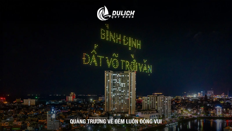 Quảng trường về đêm luôn đông vui