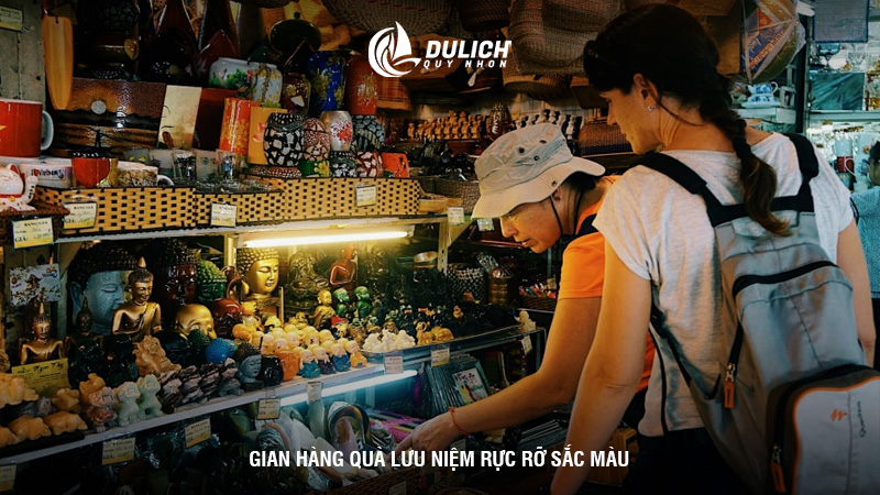 Gian hàng quà lưu niệm rực rỡ sắc màu