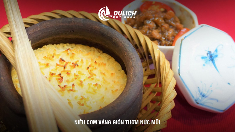 Niêu cơm vàng giòn thơm nức mũi