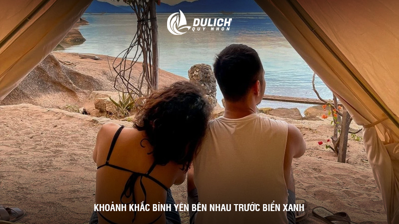 Khoảnh khắc bình yên bên nhau trước biển xanh