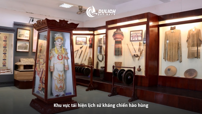 Trưng bày trang phục hát Bội và bài Chòi