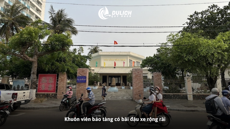 Khuôn viên bảo tàng có bãi đậu xe rộng rãi
