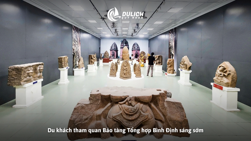 Du khách tham quan Bảo tàng Tổng hợp Bình Định sáng sớm