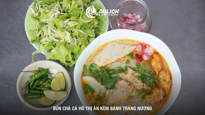 Bún chả cá Hồ Thị ăn kèm bánh tráng nướng