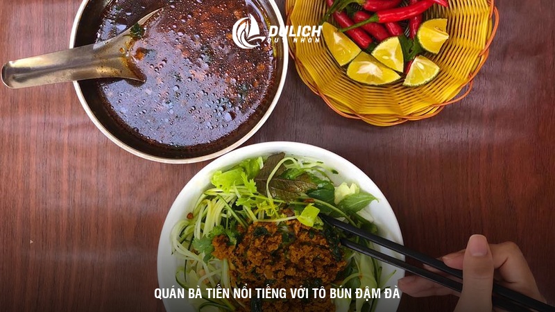 Quán bà Tiến nổi tiếng với tô bún đậm đà 