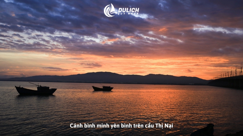 Cảnh bình minh yên bình trên cầu Thị Nại
