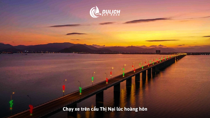 Chạy xe trên cầu Thị Nại lúc hoàng hôn