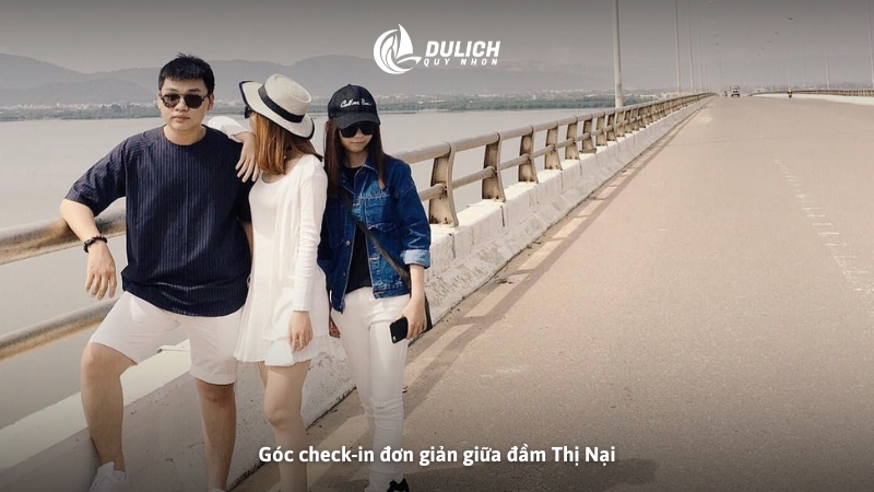 Góc check-in đơn giản giữa đầm Thị Nại