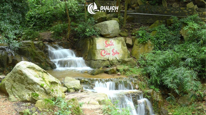 Dòng suối Côn Sơn chảy rì rào qua các phiến đá