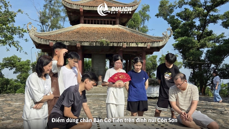 Điểm dừng chân Bàn Cờ Tiên trên đỉnh núi Côn Sơn