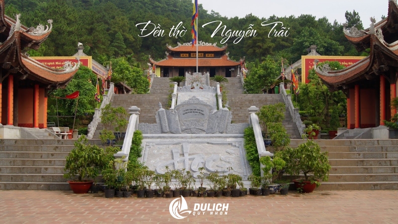 Kiến trúc đền thờ Nguyễn Trãi nép mình bên sườn núi