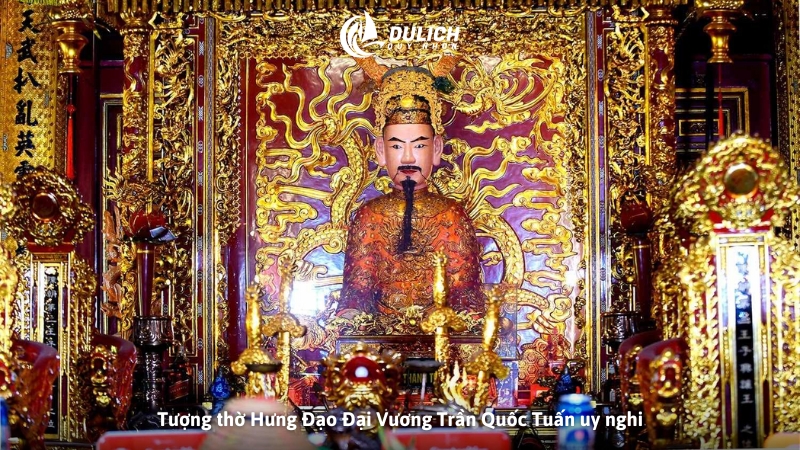 Tượng thờ Hưng Đạo Đại Vương Trần Quốc Tuấn uy nghi