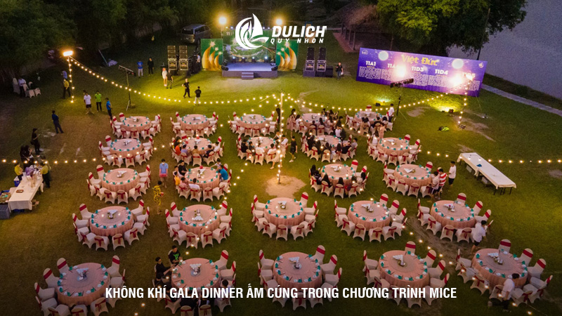 Không khí gala dinner ấm cúng trong chương trình MICE