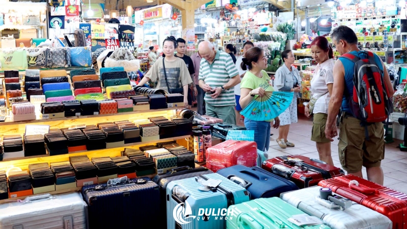 Các gian hàng đặc sản và lưu niệm