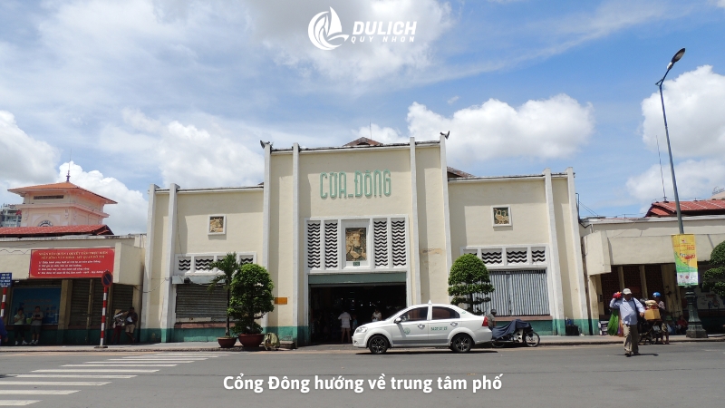 Cổng Đông hướng về trung tâm phố