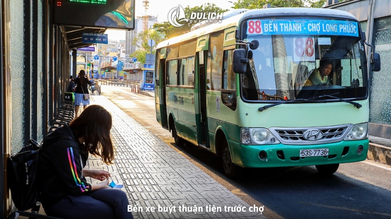 Bến xe buýt thuận tiện trước chợ