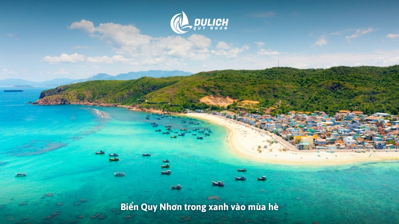 Biển Quy Nhơn trong xanh vào mùa hè