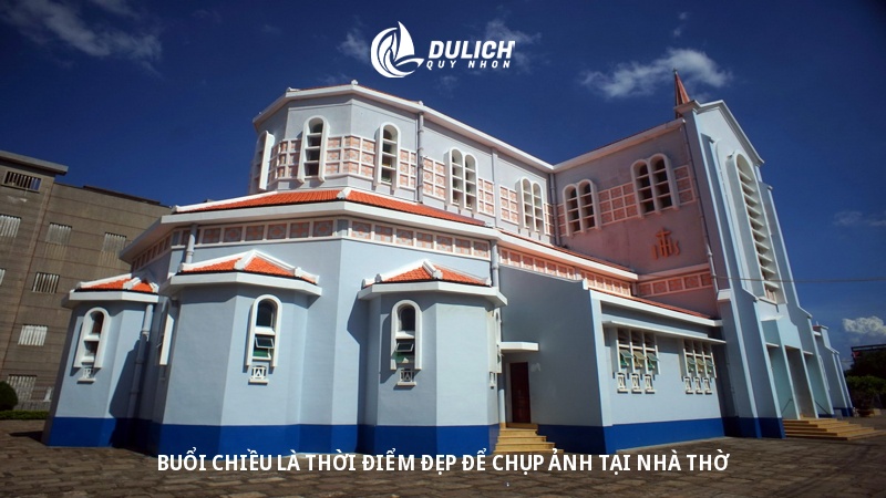 Buổi chiều là thời điểm đẹp để chụp ảnh tại nhà thờ
