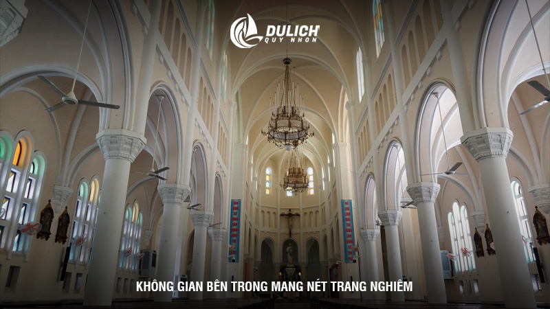 Không gian bên trong mang nét trang nghiêm