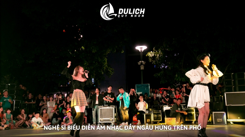 Nghệ sĩ biểu diễn âm nhạc đầy ngẫu hứng trên phố