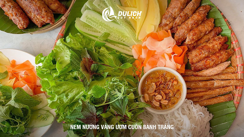 Nem nướng vàng ươm cuốn bánh tráng