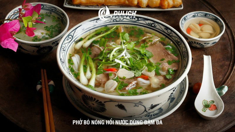 Phở bò nóng hổi nước dùng đậm đà