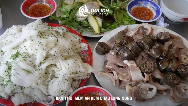 Bánh hỏi mềm ăn kèm cháo lòng nóng