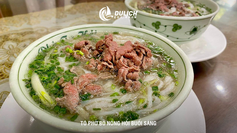 Tô phở bò nóng hổi buổi sáng