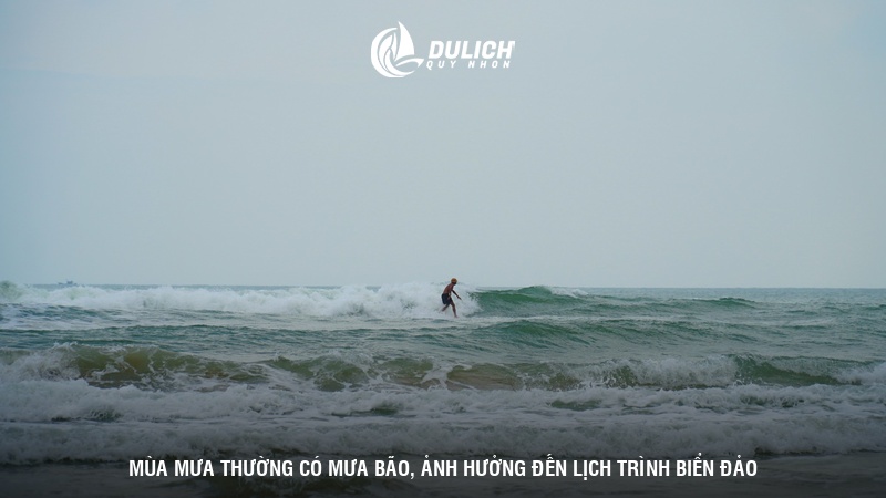 Mùa mưa thường có mưa bão, ảnh hưởng đến lịch trình biển đảo 