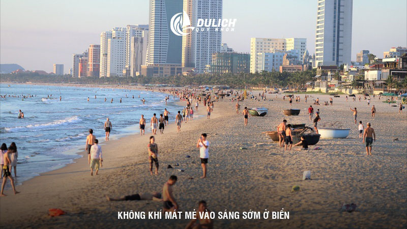 Không khí mát mẻ vào sáng sớm ở biển 