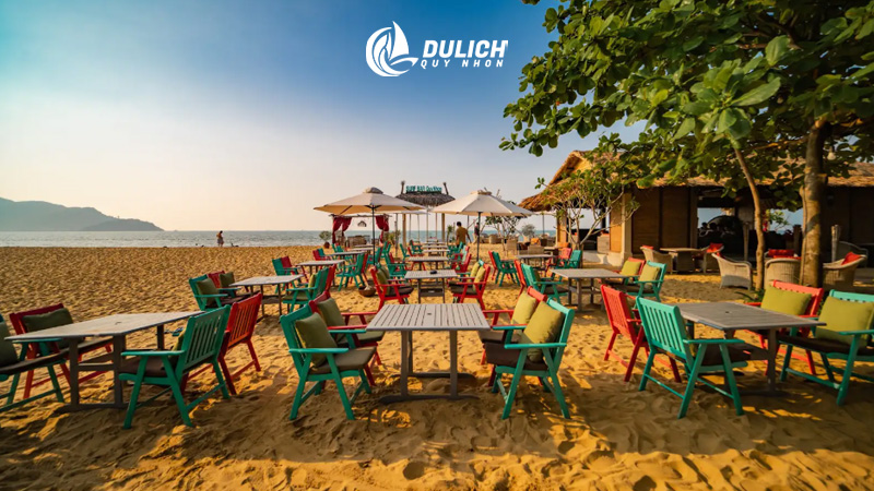 Surf Bar sát biển, ngồi chill ngắm hoàng hôn