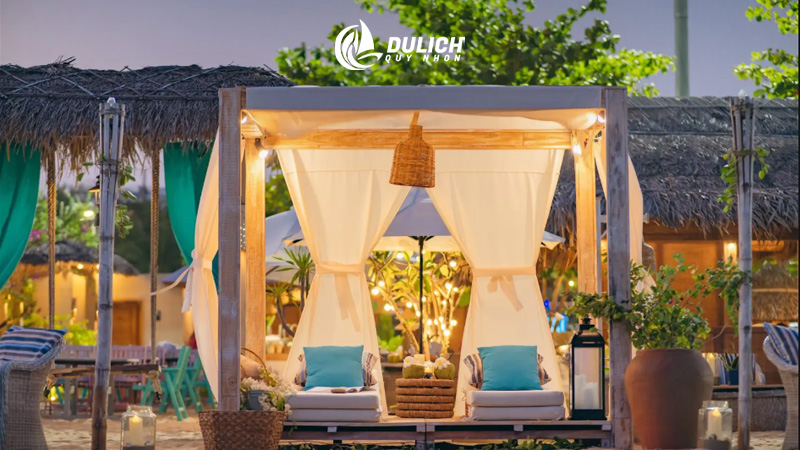 Surf Bar sát biển, ngồi chill ngắm hoàng hôn