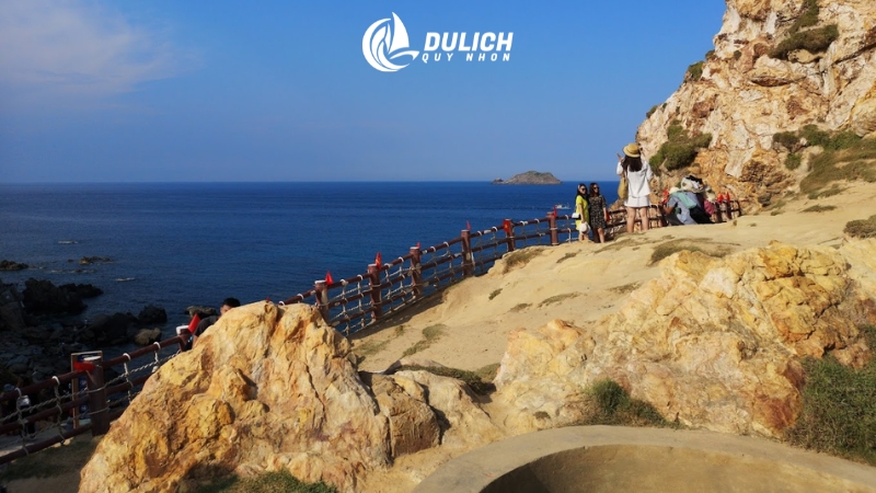 Check-in bãi biển Kỳ Co trong xanh và Eo Gió