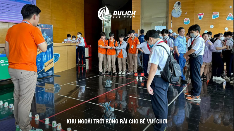 Khu ngoài trời rộng rãi cho bé vui chơi