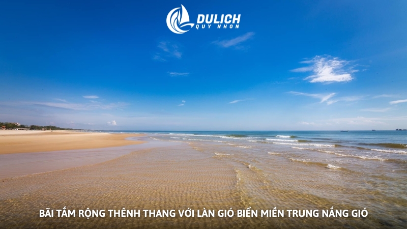 Bãi tắm rộng thênh thang với làn gió biển miền Trung nắng gió