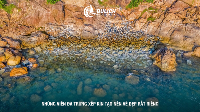 Những viên đá trứng xếp kín tạo nên vẻ đẹp rất riêng.