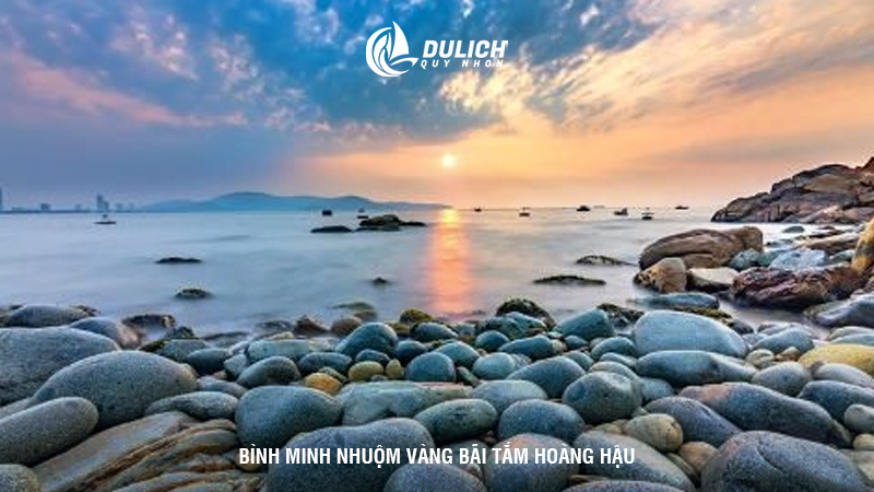 Bình minh nhuộm vàng bãi tắm Hoàng Hậu 