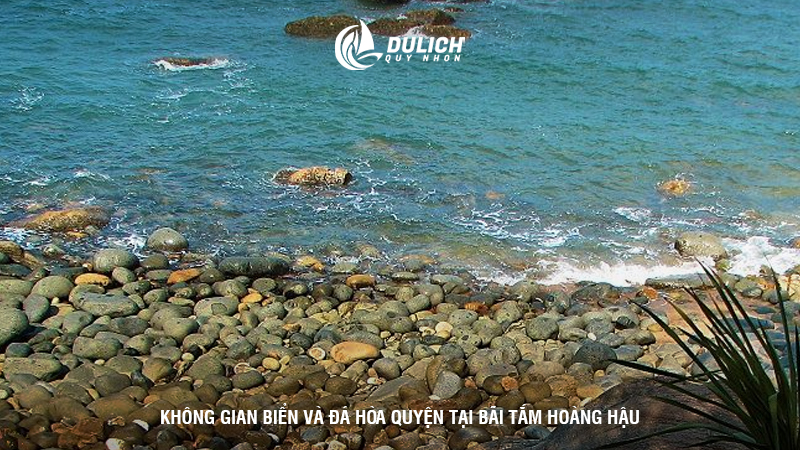 Không gian biển và đá hòa quyện tại bãi tắm Hoàng Hậu.