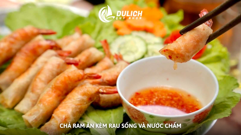 Chả ram ăn kèm rau sống và nước chấm