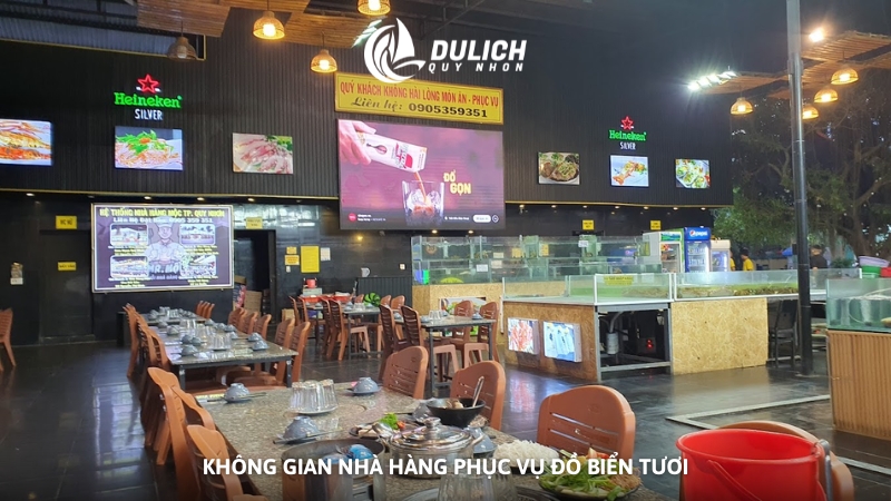 Không gian nhà hàng phục vụ đồ biển tươi