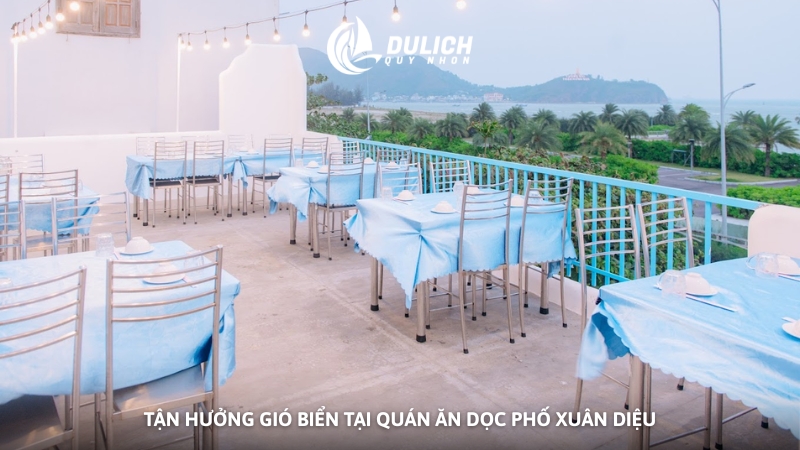 Tận hưởng gió biển tại quán ăn dọc phố Xuân Diệu