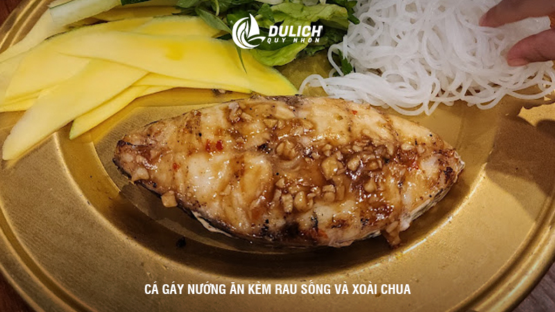 Cá gáy nướng ăn kèm rau sống và xoài chua