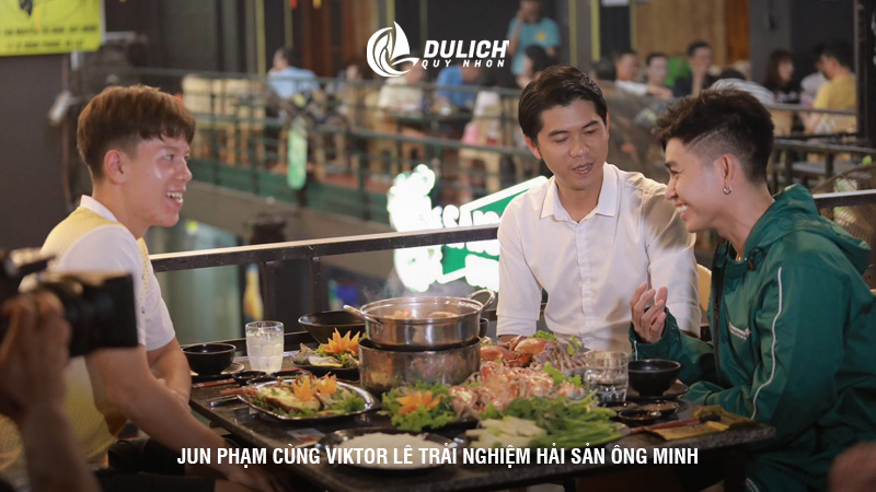 Jun Phạm cùng Viktor Lê trải nghiệm hải sản ông Minh 